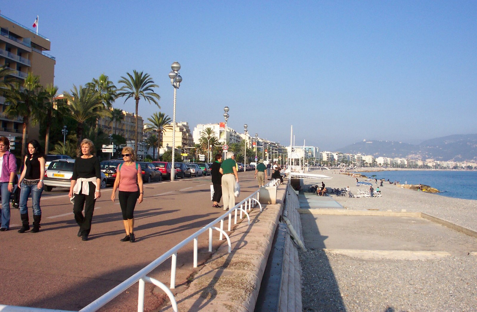 Promenade des Anglais em Nice com Mediterrâneo azul