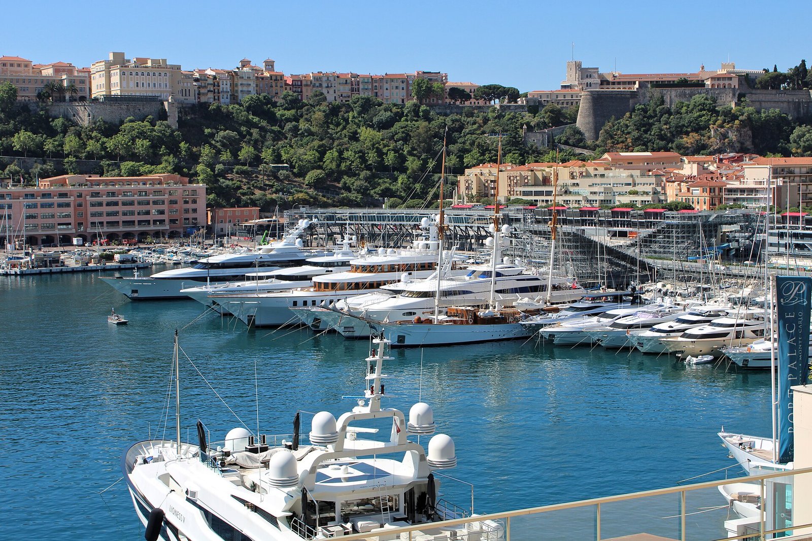 Porto de iates de Mônaco com Rocher dos Grimaldi