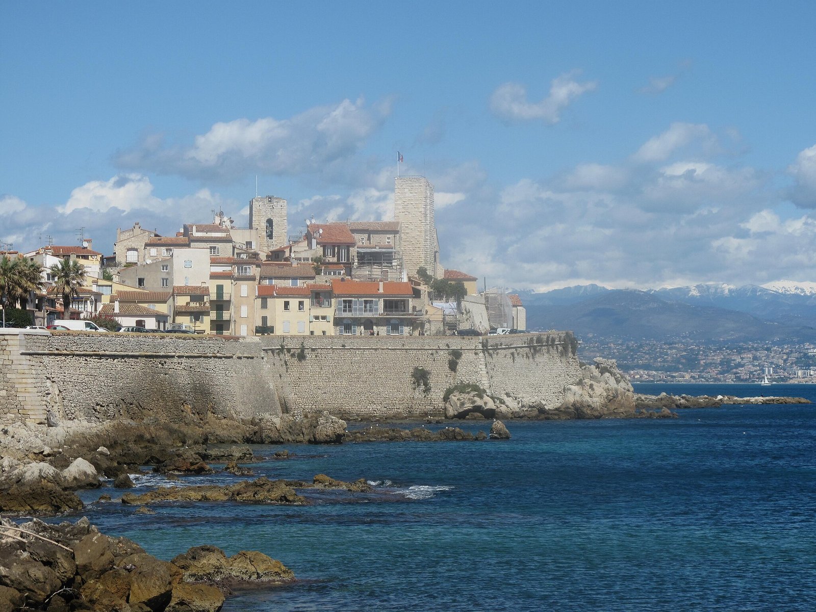 Muralhas medievais de Antibes sobre o Mediterrâneo