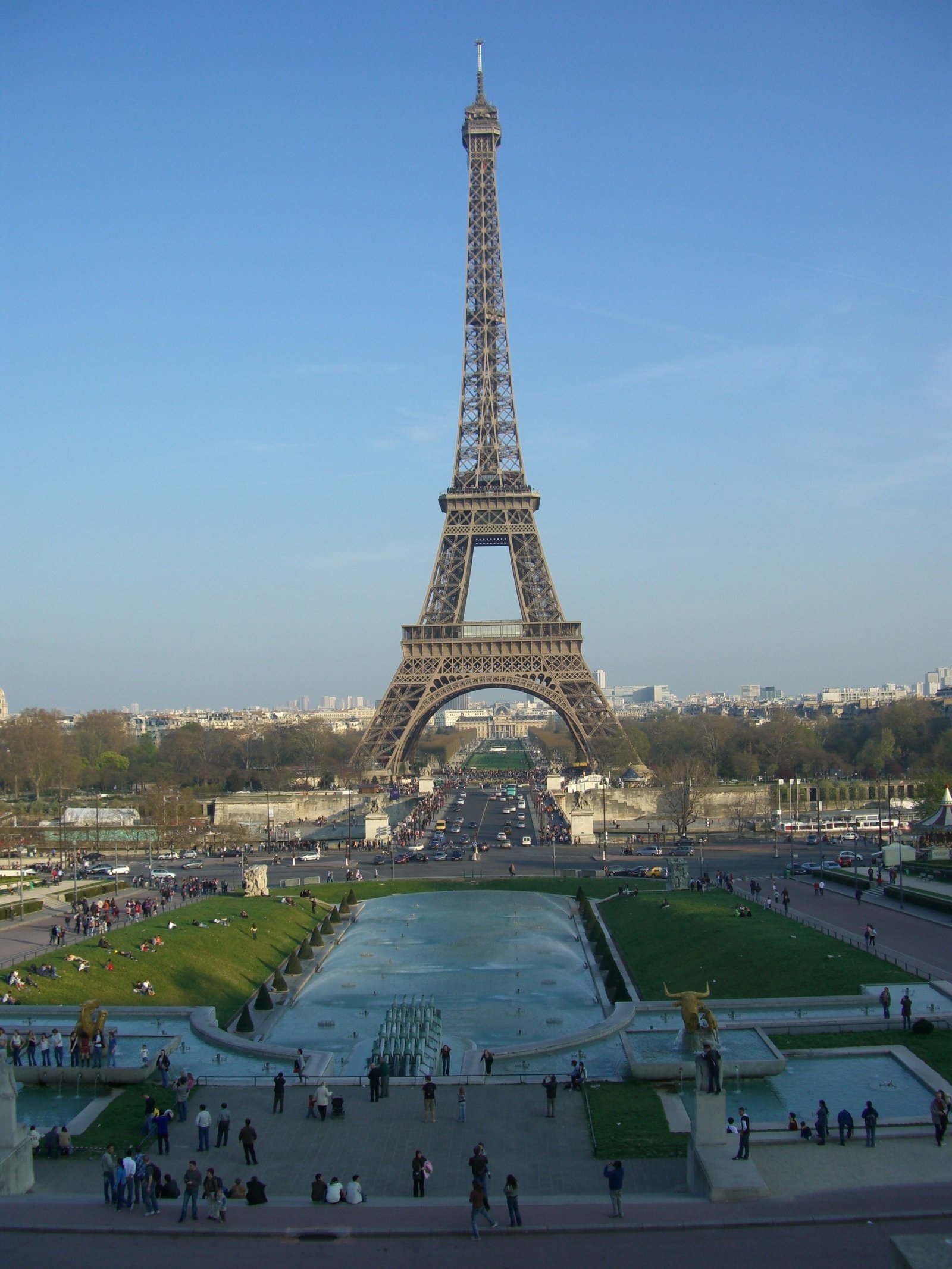 Torre Eiffel ao entardecer em Paris